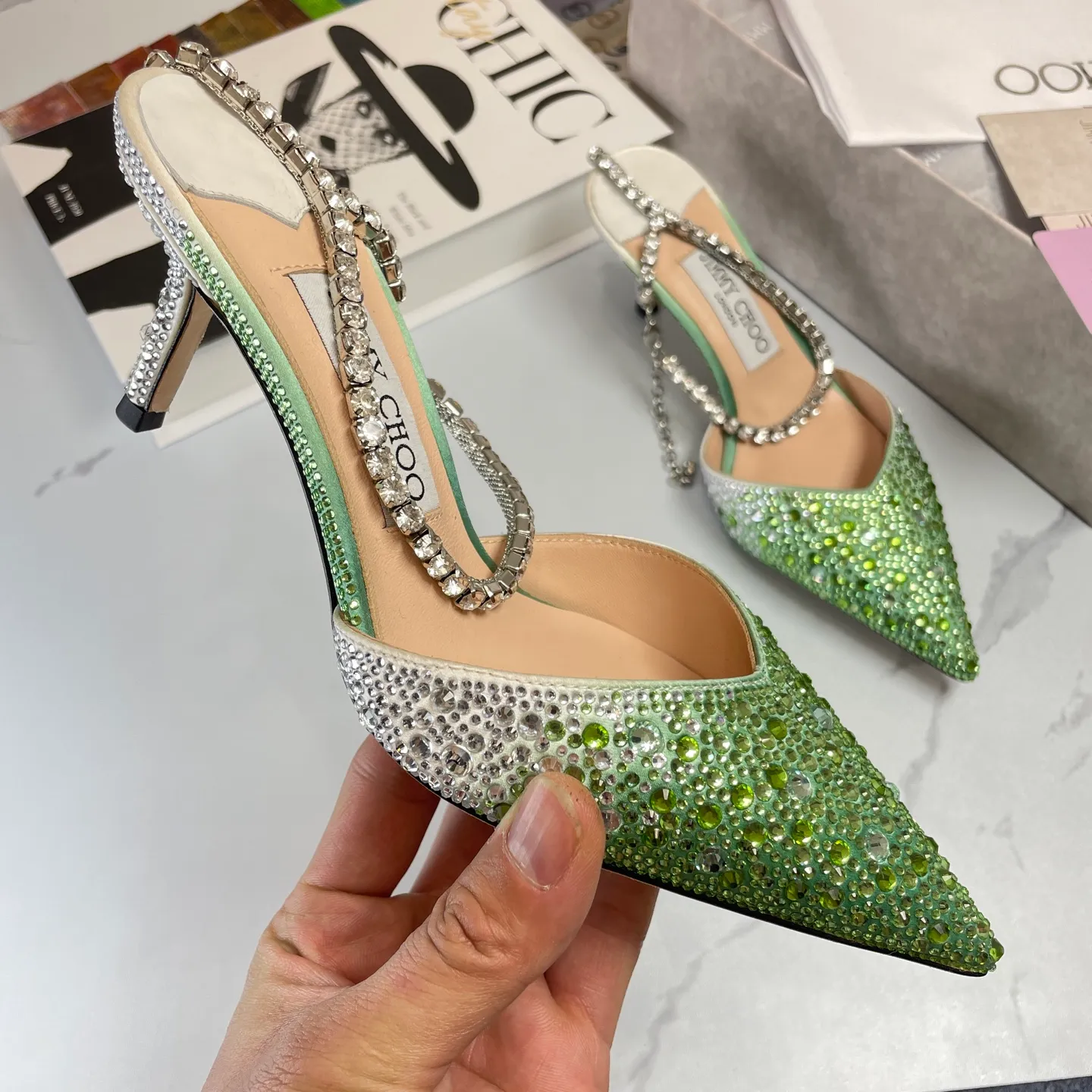💕💕Factory direct selling price p680💕💕Jimmy Choo/Jimmy Choo classic diamond chain pointed toe crystal high-heeled sandals. Excellent crystal shoes, so beautiful that you can't take your eyes away. The shoe shape is very delicate and not too narrow and long. The internal space is enough to allow your toes to relax enough. The rhinestones outline a charming arc on the instep. It is simply beautiful. It has a 360-degree surrounding fairy atmosphere. Gorgeous without being exaggerated! ! The fabric is made of imported silk, with imported sheepskin lining. Customized A-grade Italian genuine leather sole. Heel height: 6.5 or 8.5. Size: 35-40 (41, 42, 43 customized, non-refundable)
